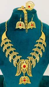 Ensemble de bijoux de mode vintage plaqués or 24 carats Collier et boucles d'oreilles en cuivre 18 carats avec motif de fleurs Zircon Accessoire de style USA France - Product Image 4