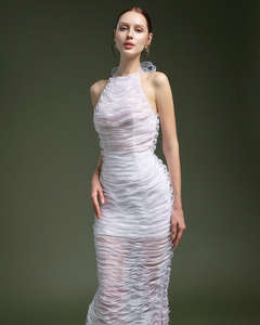 Robe de soirée blanche moulante à col halter avec détail ondulé transparent, design exclusif de luxe, fabrication OEM ODM au Vietnam - Product Image 3