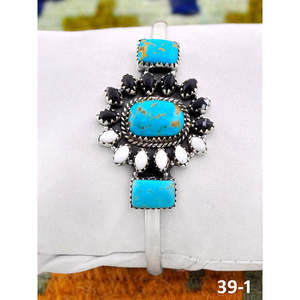 Pulsera Artesanal del Suroeste de Cuero de Búfalo Blanco con Santa María y Plata de Ley, Accesorio de Moda - Product Image 1