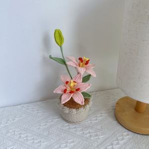 Pot de fleurs en forme de lys à double tête au crochet, décoration florale artisanale pour la maison, mariage et événements d'entreprise - Product Image 3