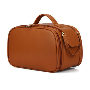 Pochette de maquillage personnalisée élégante en cuir véritable marron pour femmes avec fermeture éclair écologique pour les voyages et la beauté - Product Image 1