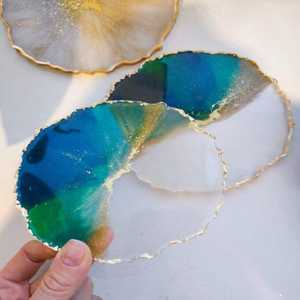 Juego de posavasos de resina hecho a mano con tapetes epoxi brillantes incrustados florales perfectos para mesa de centro sala de estar y regalos para el hogar - Product Image 1