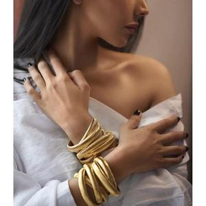 Pulsera en espiral de bobina de tres capas antideslustre más moderna en oro hermosa pulsera dorada de lujo para mujeres y niñas - Product Image 3