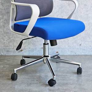 Chaise de bureau en maille à hauteur réglable avec cadre blanc et appui-tête en tissu (M1102T) - Product Image 3