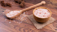 Sel de roche rose de l'Himalaya original à 100% fait à la main pour la cuisine élégante à la maison et l'artisanat naturel dans la conception d'amour du Pakistan
