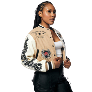 Servicio del fabricante Chaqueta universitaria recortada para mujer Parche bordado Tan y blanco Streetwear Bomber OEM disponible para mujeres - Product Image 1
