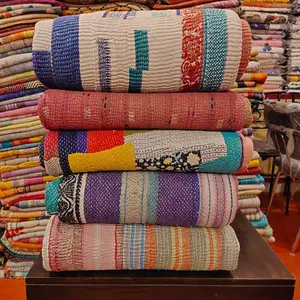 Vente en gros de couettes Kantha vintage indiennes exquises! Saris recyclés fabriqués à la main, les couvertures patchwork sont de superbes jetés