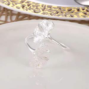 Anillo de Servilleta Creativo de Latón con Hoja Dorada, Elegante, Lujoso y Duradero, Decoración de Mesa para Fiestas, Bodas y Restaurantes - Product Image 3