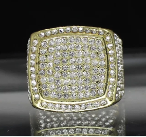 Bague de mariage en moissanite ronde de 2,50 ct plaqué or jaune 14 carats Collection de bagues en moissanite uniques carrées roses - Product Image 4