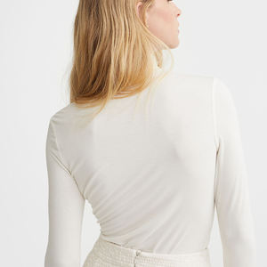 Último diseño High Street Crop Top Sudadera Mujer Color sólido Logotipo reflectante Top corto en blanco para mujer - Product Image 3