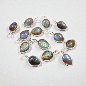 Charme en argent sterling 925 avec labradorite de 8x10 mm sculptée en forme de feuille - Charme artisanal en pierre précieuse sur le thème de la nature - Product Image 1