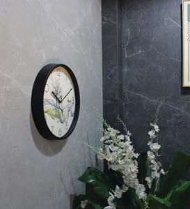 Horloge murale moderne silencieuse à aiguilles en quartz à affichage unique, noire, alimentée par piles, idéale pour la décoration de bureau - Product Image 2