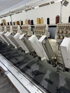 ผ้าลูกไม้ปักลาย GUIPURE คุณภาพสูง 100% ผ้าฝ้ายสีขาวทอง ประดับด้วยคริสตัล เป็นมิตรกับสิ่งแวดล้อม ลายดอกไม้แบบดั้งเดิม 5 - Product Image 5