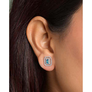 Pendientes Elegantes Plateados con Diamantes de Corte Esmeralda y Corte Pera, Oro de 18K, Forma Geométrica, Joyería Moderna para Compromiso - Product Image 4