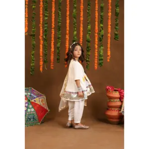 Conjunto de Traje de Algodón Blanco con Estampado de Girasoles para Mujer - Product Image 3