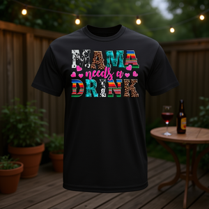 Camiseta Mama Needs A Drink, regalo para el día de la madre, para amantes de la cerveza y el vino - Product Image 3