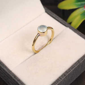 Anillo de Plata de Ley 92.5 Hecho a Mano con Calcedonia Aqua, Gema de Corte Ovalado de 5mm Aprox., Baño de Rodio, 2g, Moda Fina - Product Image 1