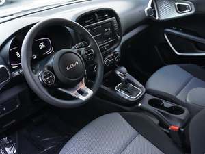 Nettoyer et utilisé 2025 Kia Soul LX FWD avec roues en acier Sièges en cuir Système de navigation Siège chauffant Toit ouvrant à démarrage à distance - Product Image 5