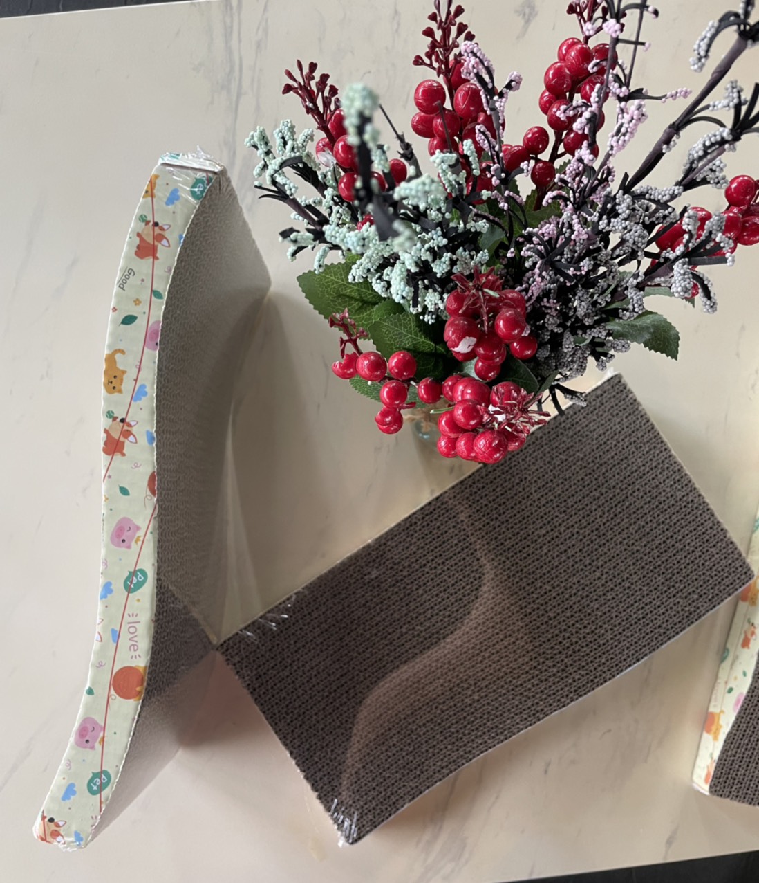 PET TOYS, PAPER CAT SCRATCHER,CARDBOARD CAT SCRATCHER CARDBOARD MANUFACTURE FROM VIETNAM