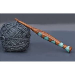 Crochet en bois de luxe fait main avec incrustation de résine, aiguilles à tricoter, outils de tissage en bois haut de gamme avec logo personnalisé pour le travail du fil - Product Image 2