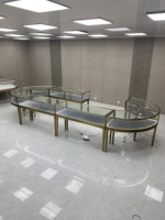 Présentoirs à bijoux en verre antivol pour kiosque de centre commercial avec éclairage LED et capteurs et système d'alarme dissimulés pour vitrine en espace ouvert