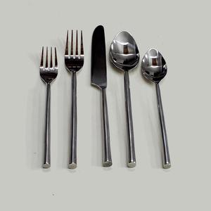 Logo personnalisé de haute qualité avec un long design rond Poignée moderne Look Top vente Ensemble de cuillères en acier inoxydable plaqué argent - Product Image 1