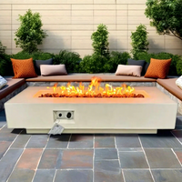 Brasero rectangulaire extérieur en béton beige, foyer à gaz idéal pour créer un environnement chaleureux et accueillant