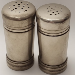 Molino de sal y pimienta de madera de primera calidad con acabado mate ennegrecido Trabajo artesanal que ofrece acento decorativo para cenar - Product Image 1