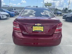 Chevrolet Sonic LT Sedan d'occasion 2018 avec sièges en cuir, feux LED, pneus R19, transmission automatique, toit ouvrant panoramique - Product Image 5