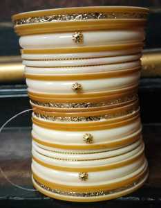 Ensemble de bracelets en résine de style bohème Bracelets artisanaux légers pour l'été Bracelets en résine personnalisés à la mode en vente - Product Image 1