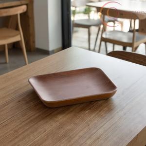 Plateau de service en bois classique au design intemporel, idéal pour servir des aliments et des boissons - Product Image 6