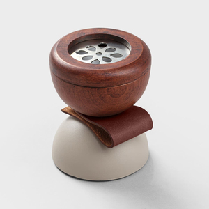 Brûleur d'encens Mubkhar en bois de santal de luxe avec enveloppe en cuir et plateau métallique gravé, écologique et durable, idéal pour offrir en cadeau - Product Image 1