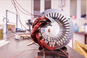 Máquina de Doblado de Vigas CNC de Alta Potencia, Refrigerada por Agua, Automática, para Acero Inoxidable y Acero al Carbono, Prensa Plegadora para Motores - Product Image 2