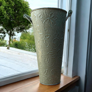 Florero decorativo de aluminio con patrones grabados a mano y diseño suave perfecto para centros de mesa de sala de estar u oficina - Product Image 2