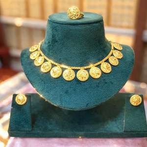 Collier statement exquis plaqué or, lourd, à plusieurs niveaux, à volants, et boucles d'oreilles pendantes avec des accents de pompons 63026 - Product Image 4