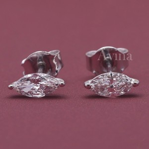 Boucles d'oreilles solitaires en diamant de laboratoire certifié IGI, taille marquise, en or 18 carats avec fermoir à vis - Product Image 1
