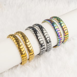 Bracelets en hématite dorée de qualité supérieure, design élégant, faits à la main, lisses et polis, en forme d'écailles de poisson ou en zigzag, pour les acheteurs en gros - Product Image 1