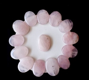 Piedra de Cuarzo Rosa Ovalada Tallada, Ecológica y Atractiva, para Aliviar el Estrés, Cristales Naturales Pulidos, Decoración, Meditación - Product Image 1
