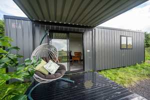 Maison préfabriquée minimaliste moderne avec porte coulissante en verre et terrasse extérieure à balançoire - Product Image 4
