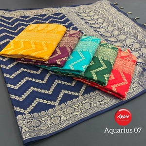 Saree exclusivo de seda satinada con patrón en zigzag con intrincado trabajo dorado y motivos florales en el borde Ideal para eventos especiales - Product Image 2