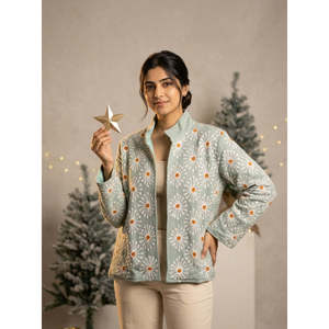 Chaqueta de algodón acolchada reversible Marusthal Bloom con bordado Suzani en verde marino con margaritas color marfil - Product Image 6