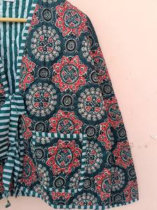 Veste en coton matelassé pour femme avec bloc à la main imprimé fleuri col en V et décoration à rayures à la mode tenue de fête d'été ouverte avec ceinture - Product Image 3