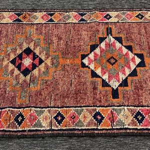 Tapis en laine turque 3,2x13,4 pieds, petit tapis vintage patchwork Herki orange et bleu, avec support en latex écologique - Product Image 5