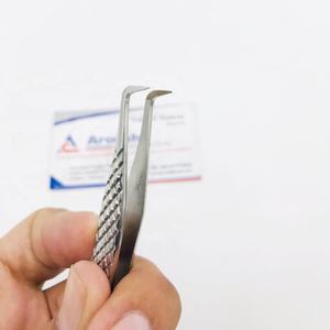 Pince à épiler professionnelle d'extension de cils en diamant massif avec logo personnalisé pointe en fibre durable en acier inoxydable de haute qualité - Product Image 2