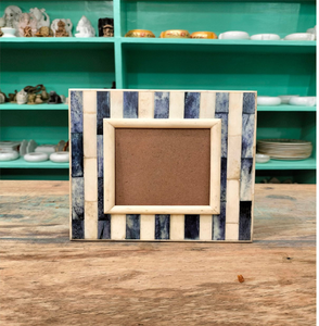C'est un cadre photo simple, blanc cassé. Le cadre est fait de pièces rectangulaires, probablement en os ou en corne - Product Image 2