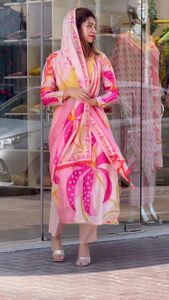 Kurtis y pantalones de tela Camric hechos a medida de algodón con estampado de flores drapeado en base gris Disponible en tallas para ropa Salwar - Product Image 3