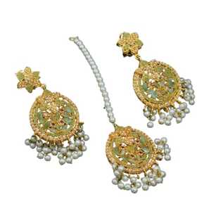 Pendientes Jhumki Tradicionales Indios Antiguos, Últimos Modelos de Joyería de Moda Chapada en Oro Hecha a Mano para Mujer Disponible - Product Image 1