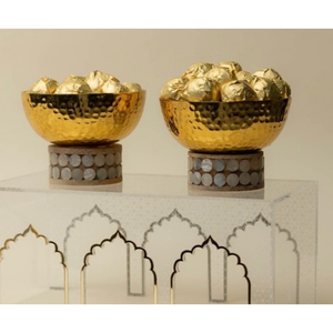 Bols décoratifs modernes Chocolats en feuille d'or et présentoir ornemental Premium 2 bols en métal doré martelé avec base en bois - Product Image 1