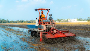 Camion à chenilles pour les industries agricoles avec options de condition neuves et usagées comportant un composant de moteur de base pour une utilisation en tranchée - Product Image 5