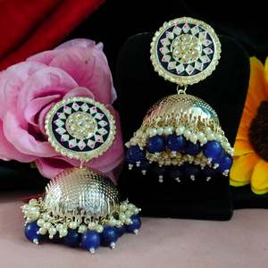 Jhumkas ligeras con perlas colgantes El material suave y ligero garantiza que las perlas colgantes no causen molestias y añadan sofisticación - Product Image 1